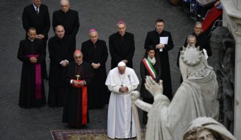 Desde la Piazza di Spagna en Roma, el Papa Francisco rinde homenaje a la estatua de la Inmaculada Concepción